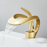 FlowArc – Moderne kraan voor de badkamer met watervaluitgang en minimalistische werking