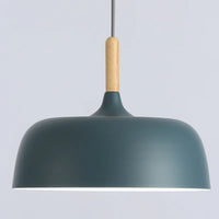 Moderne hanglamp van metaal met houten accent – Scandinavisch minimalistische stijl