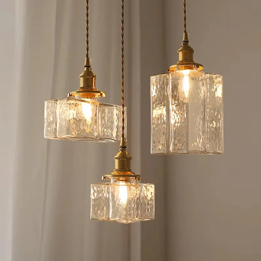 Vintage glazen hanglampen met een afwerking in messing