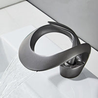 FlowArc – Moderne kraan voor de badkamer met watervaluitgang en minimalistische werking