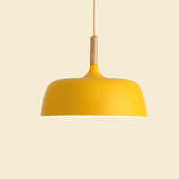 Moderne hanglamp van metaal met houten accent – Scandinavisch minimalistische stijl