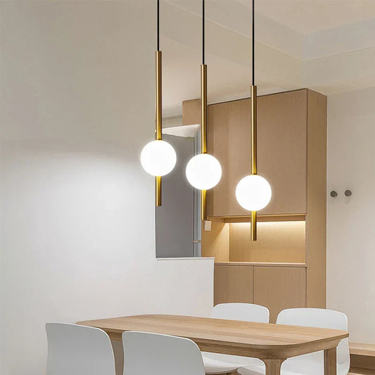 Moderne gouden hanglamp met bolvormige lampenkap | Minimalistische LED plafondlamp