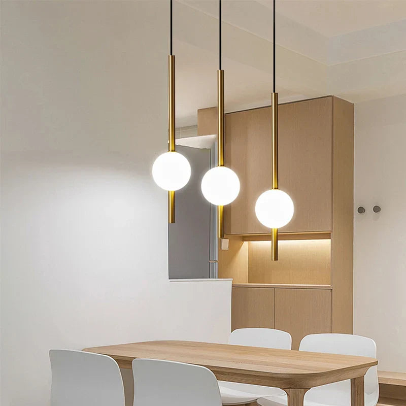 Moderne gouden hanglamp met bolvormige lampenkap | Minimalistische LED plafondlamp