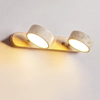 Moderne LED wandlamp met draaibare lampenkappen van steen en houten basis