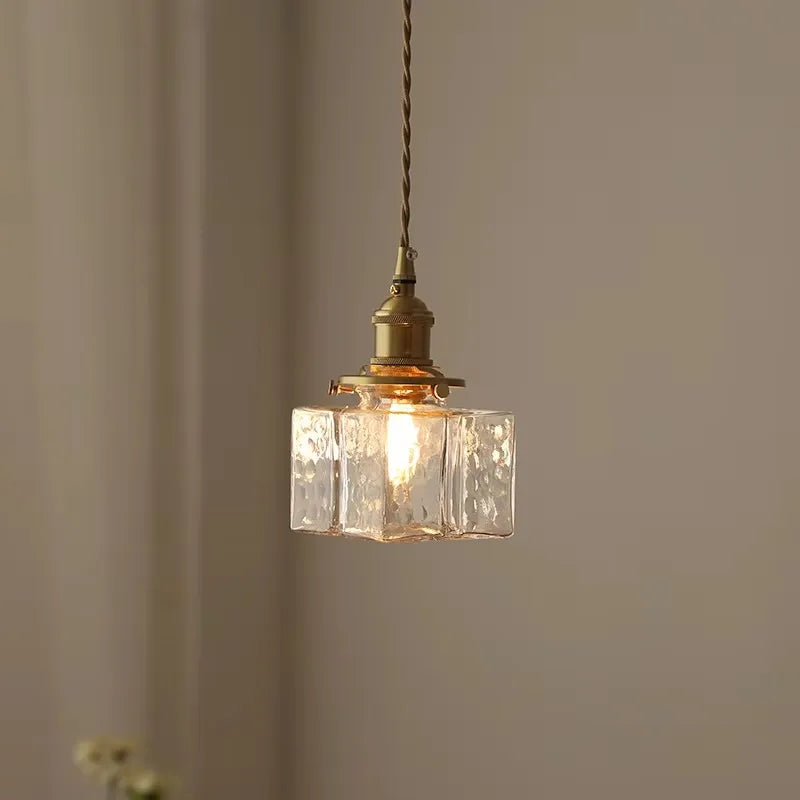 Vintage glazen hanglampen met een afwerking in messing