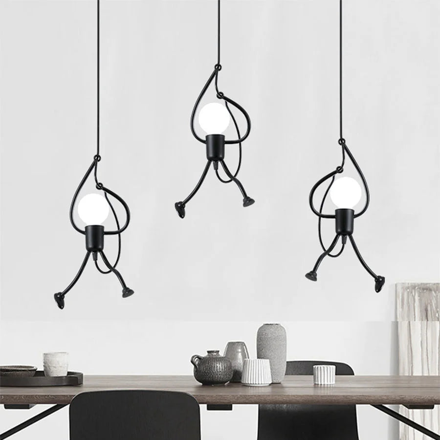 LuxeLumin Little Man Chandelier | Betoverende hanglamp in de vorm van een pop voor kinderkamers en keukeninrichting, met zachte verlichting en een leuk ontwerp.