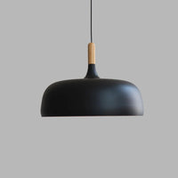 Moderne hanglamp van metaal met houten accent – Scandinavisch minimalistische stijl
