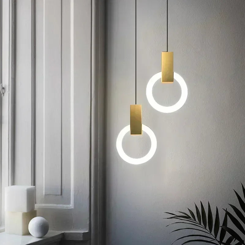 Moderne LED hanglamp met gouden ring
