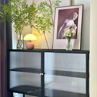 Moderne tafellamp met bolvormige basis en paddenstoelvormige lampenkap – minimalistische stijl