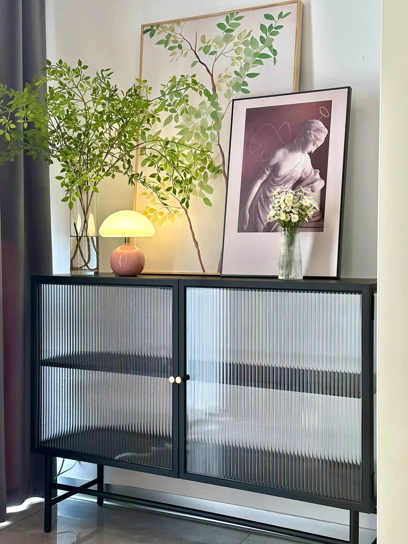 Moderne tafellamp met bolvormige basis en paddenstoelvormige lampenkap – minimalistische stijl