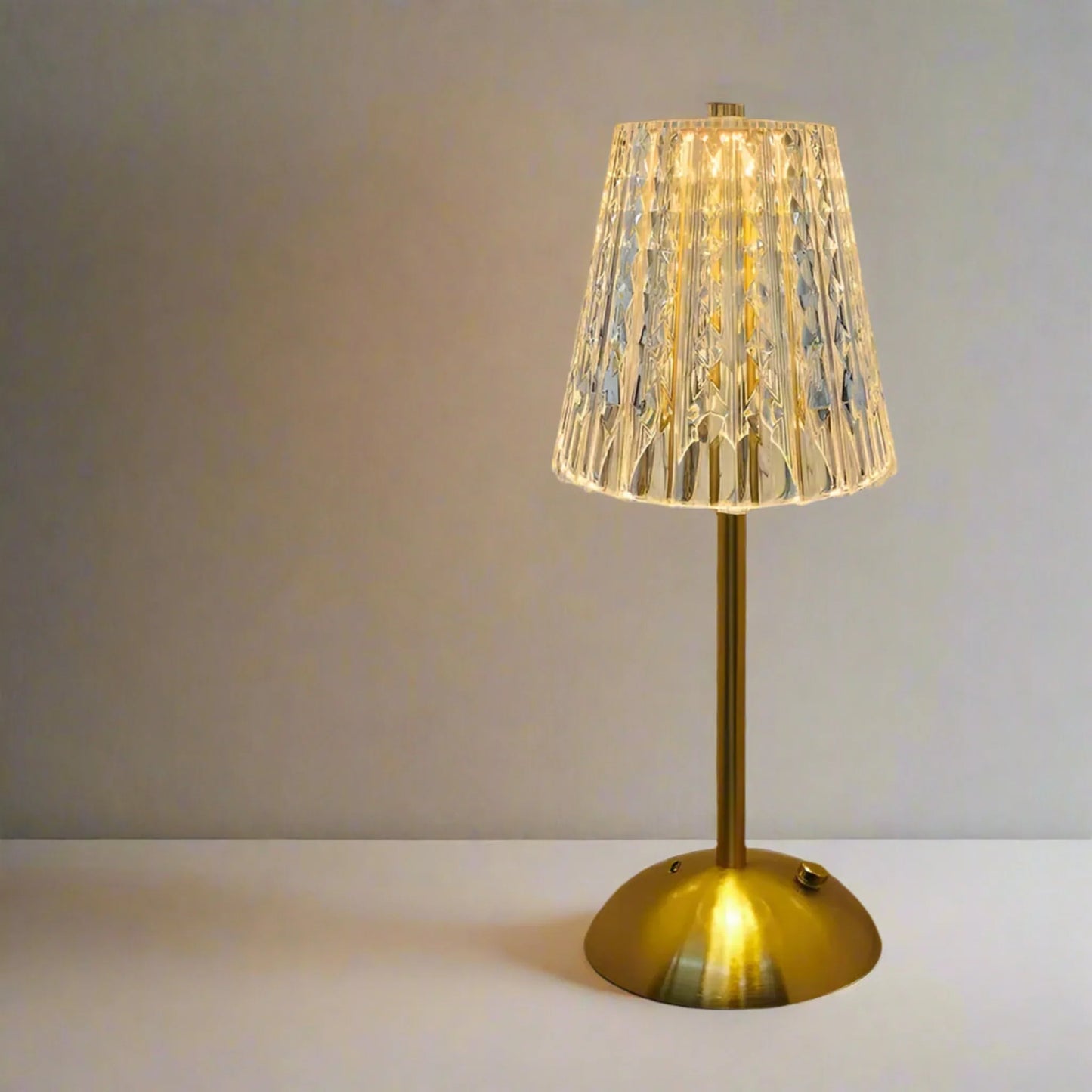 Oplaadbare Tafellamp met Geribbeld Glazen Kap en LED Licht