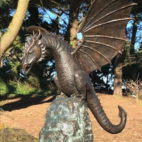 Majestueuze vuurspuwende drakenfonteinsculptuur