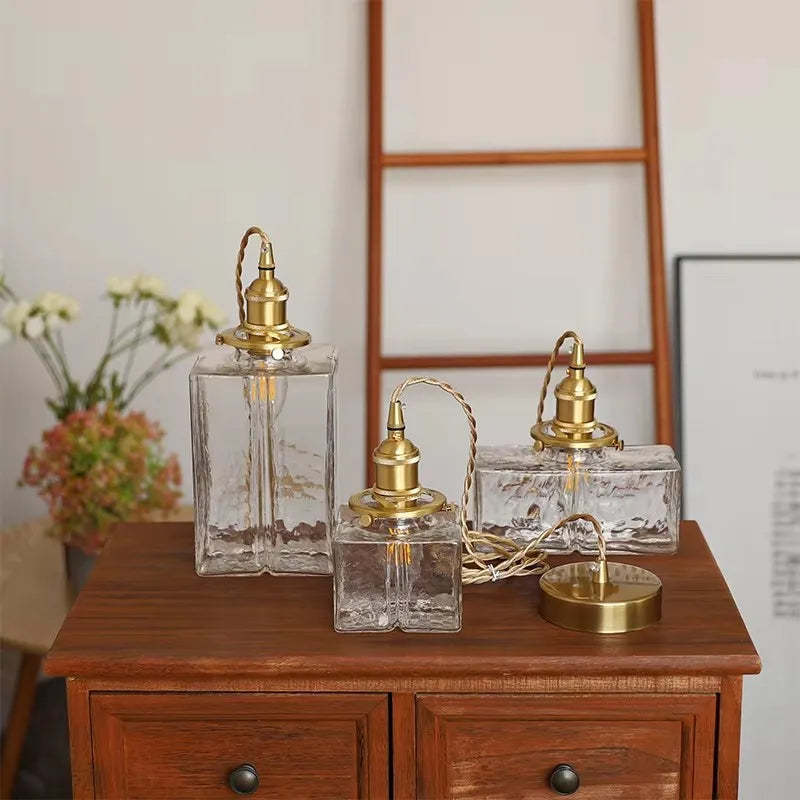 Vintage glazen hanglampen met een afwerking in messing