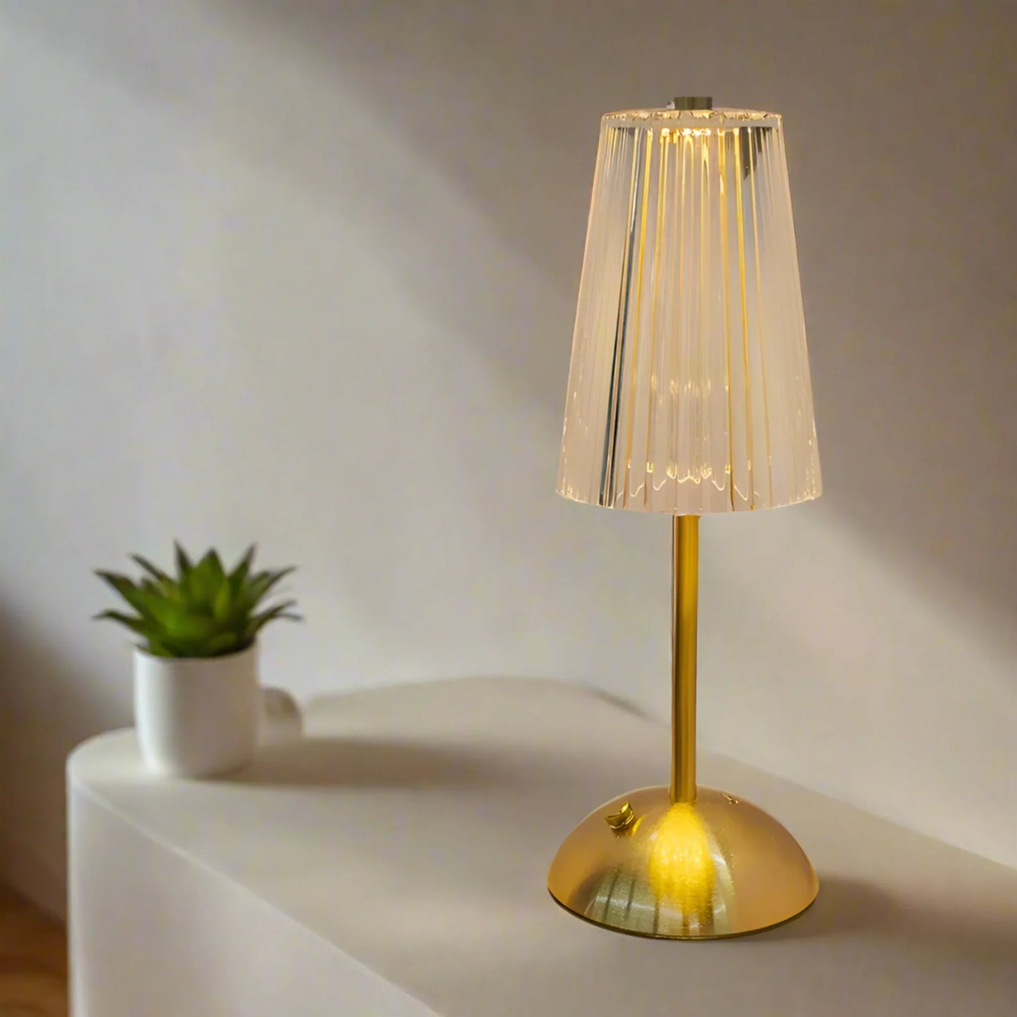 Oplaadbare Tafellamp met Geribbeld Glazen Kap en LED Licht