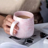 LuxeCeramica Nordic Elegance Mok | Exquise keramische beker met een gouden rand, perfect voor koffie en havermout, met een verbluffend marmerpatroon voor een vleugje verfijning.