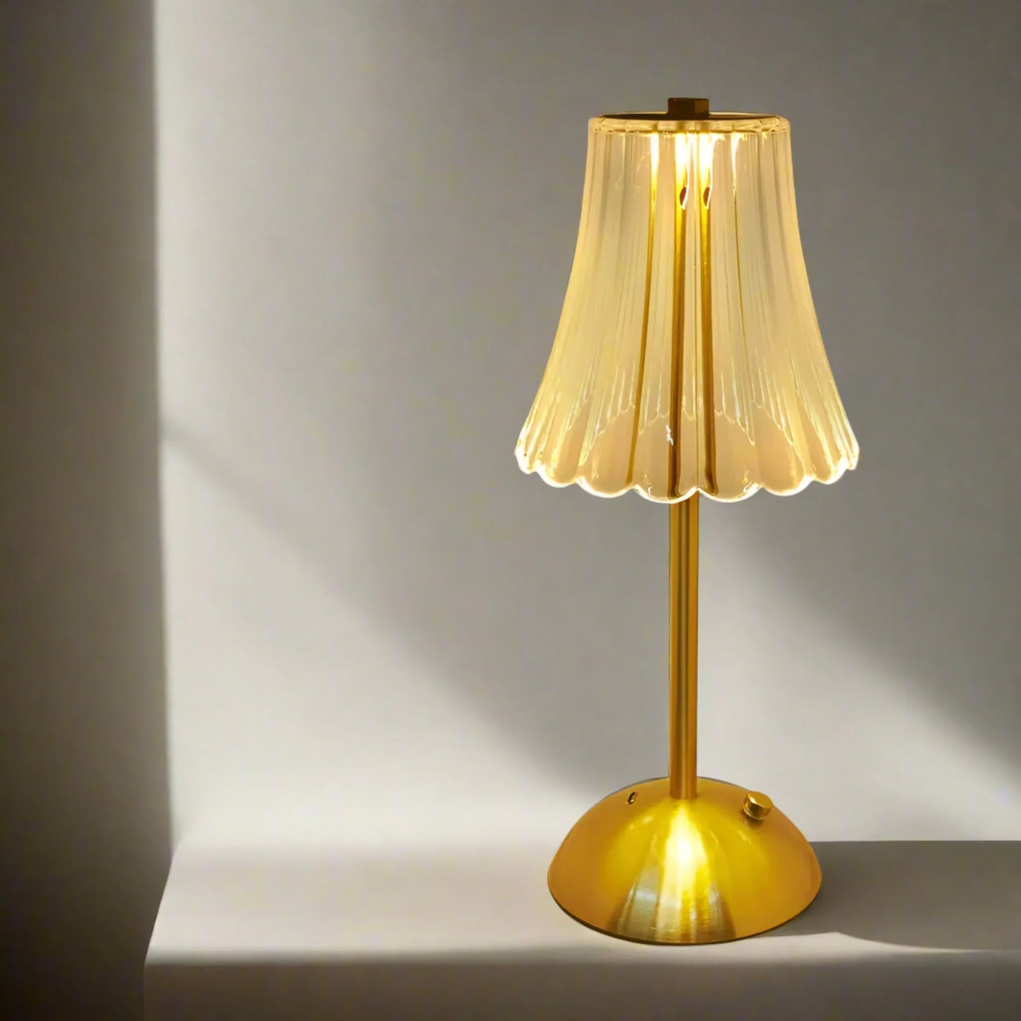 Oplaadbare Tafellamp met Geribbeld Glazen Kap en LED Licht