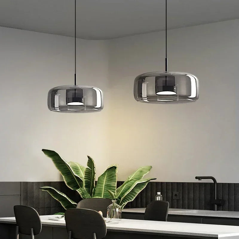 Moderne LED glazen hanglamp – minimalistische lampenkap en gouden afwerking