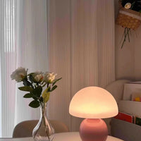 Moderne tafellamp met bolvormige basis en paddenstoelvormige lampenkap – minimalistische stijl