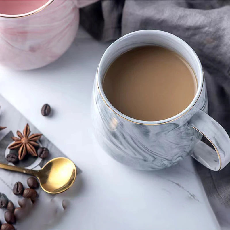 LuxeCeramica Nordic Elegance Mok | Exquise keramische beker met een gouden rand, perfect voor koffie en havermout, met een verbluffend marmerpatroon voor een vleugje verfijning.