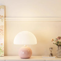 Moderne tafellamp met bolvormige basis en paddenstoelvormige lampenkap – minimalistische stijl