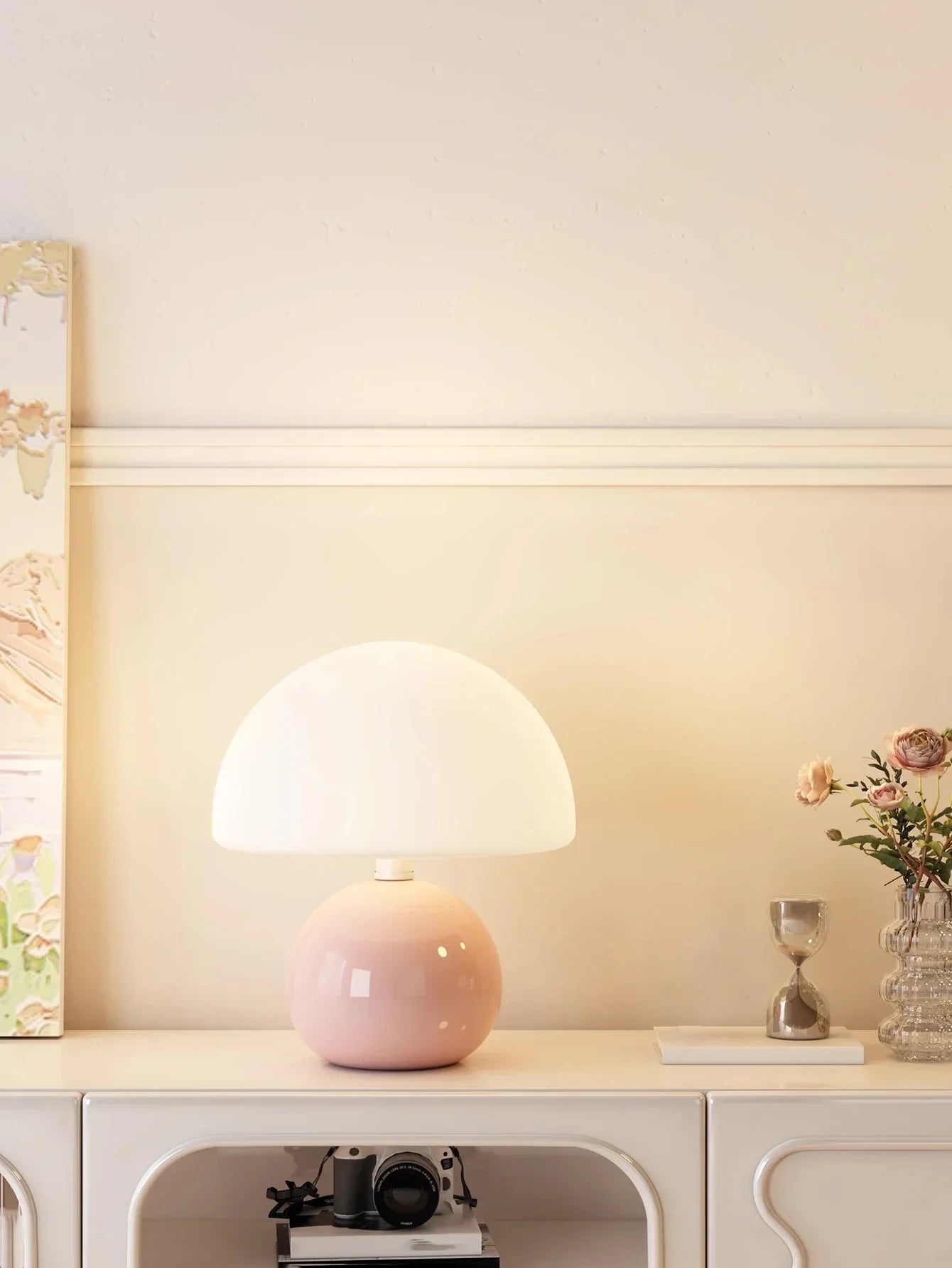 Moderne tafellamp met bolvormige basis en paddenstoelvormige lampenkap – minimalistische stijl