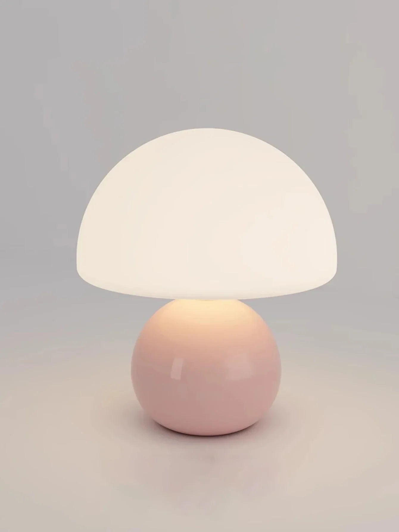Moderne tafellamp met bolvormige basis en paddenstoelvormige lampenkap – minimalistische stijl