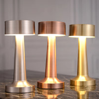 Moderne LED tafellamp van metaal met touch-schakelaar en warm licht