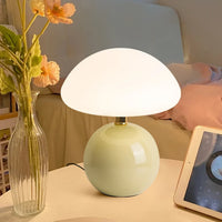 Moderne tafellamp met bolvormige basis en paddenstoelvormige lampenkap – minimalistische stijl