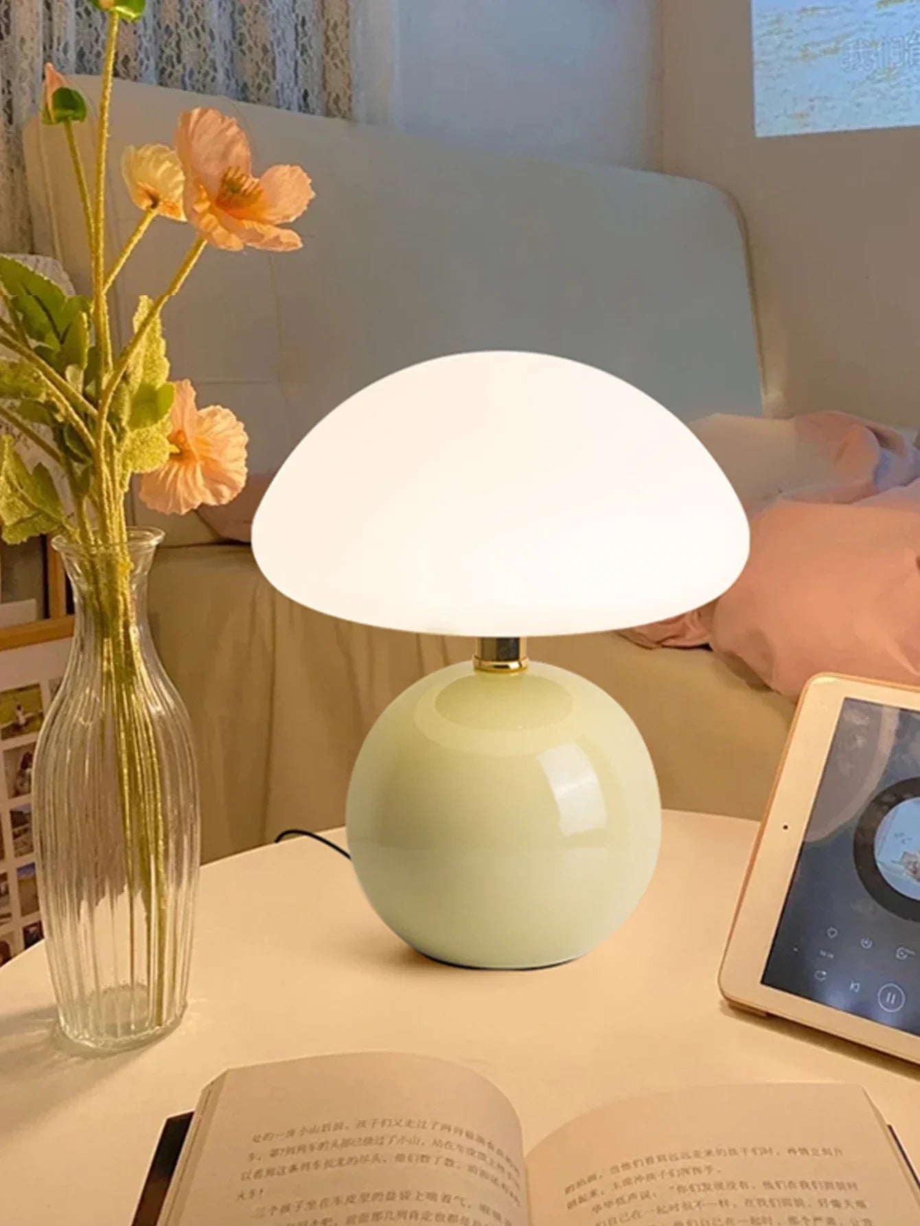 Moderne tafellamp met bolvormige basis en paddenstoelvormige lampenkap – minimalistische stijl