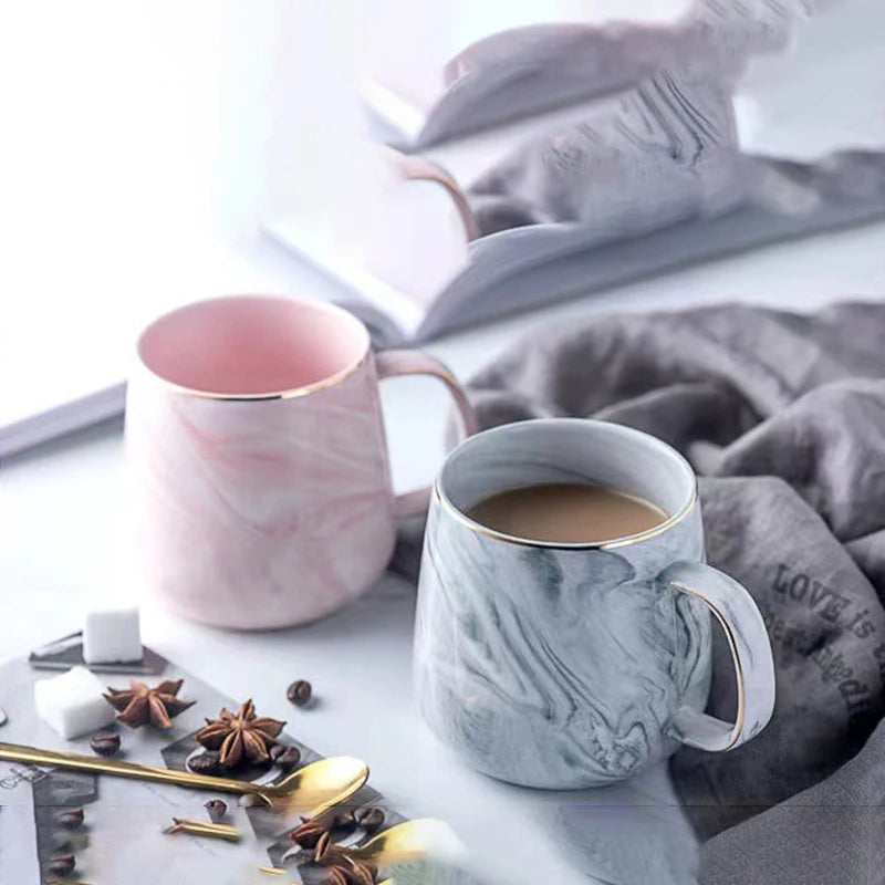 LuxeCeramica Nordic Elegance Mok | Exquise keramische beker met een gouden rand, perfect voor koffie en havermout, met een verbluffend marmerpatroon voor een vleugje verfijning.