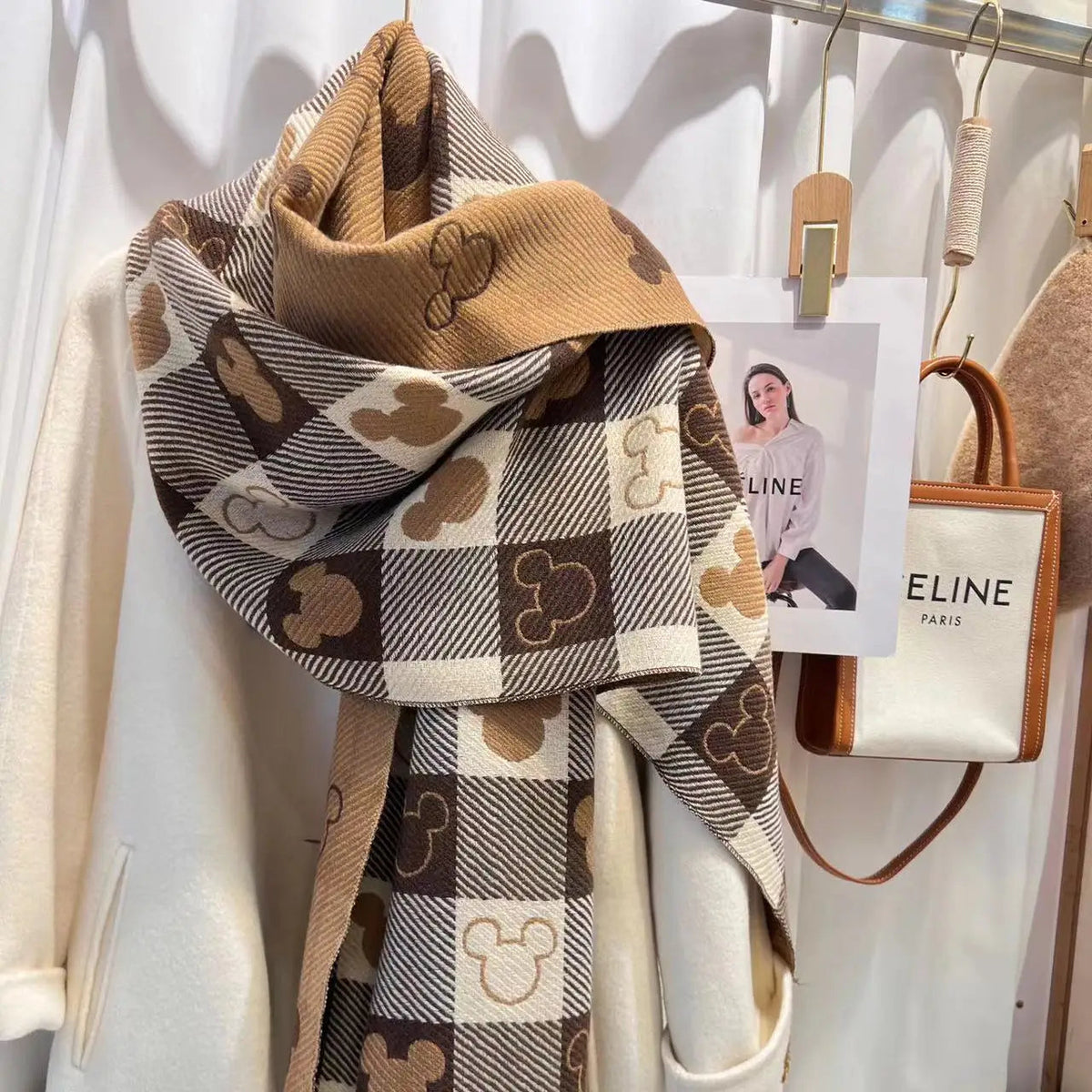 Dames Sjaal met Mickey-Motief – Zacht, warm & speels