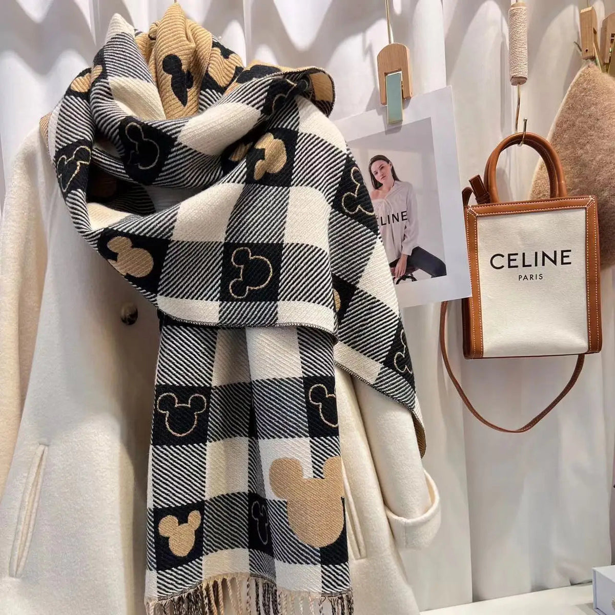 Dames Sjaal met Mickey-Motief – Zacht, warm & speels