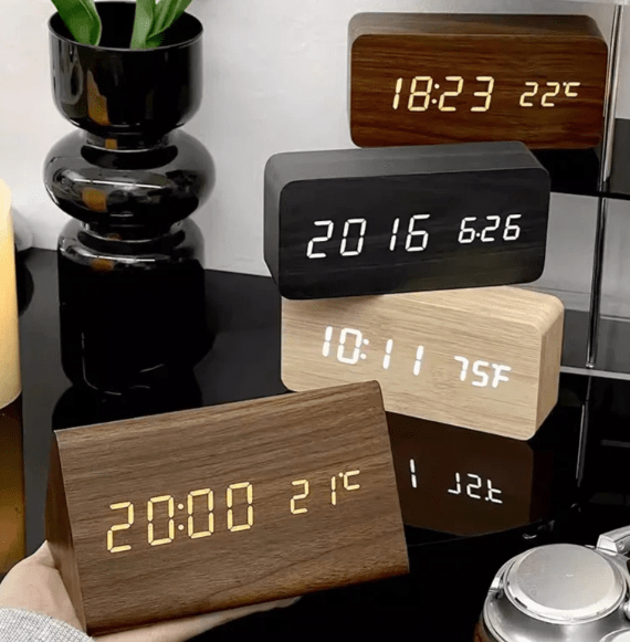WoodSense LED-houten klok – Spraakgestuurd & Stijlvol voor elke kamer