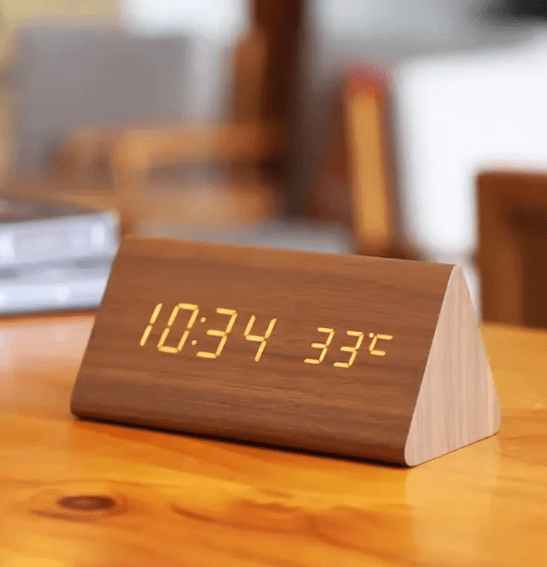 WoodSense LED-houten klok – Spraakgestuurd & Stijlvol voor elke kamer