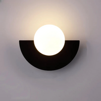 Moderne LED wandlamp in geometrische halve cirkel stijl