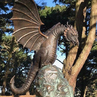 Majestueuze vuurspuwende drakenfonteinsculptuur