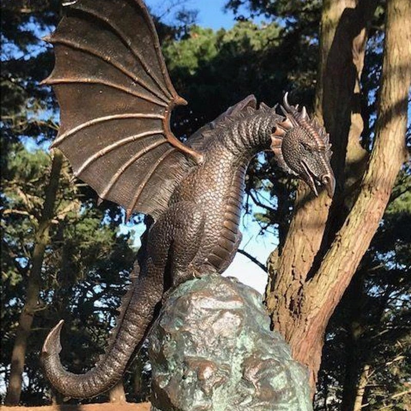 Majestueuze vuurspuwende drakenfonteinsculptuur