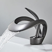 FlowArc – Moderne kraan voor de badkamer met watervaluitgang en minimalistische werking