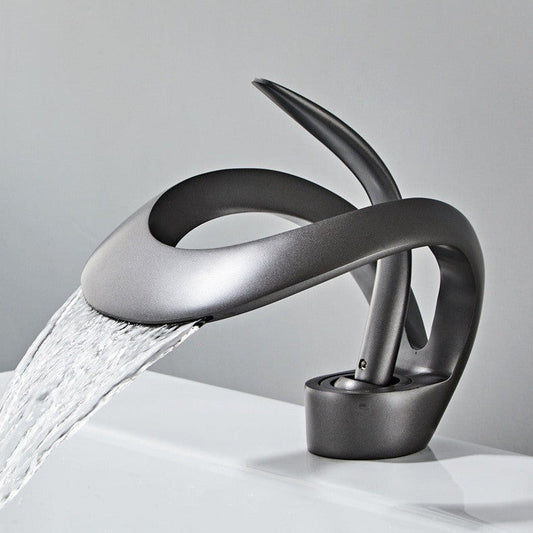 FlowArc – Moderne kraan voor de badkamer met watervaluitgang en minimalistische werking