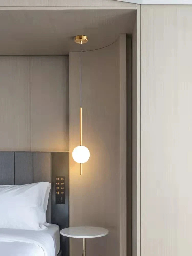 Moderne gouden hanglamp met bolvormige lampenkap | Minimalistische LED plafondlamp