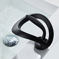 FlowArc – Moderne kraan voor de badkamer met watervaluitgang en minimalistische werking