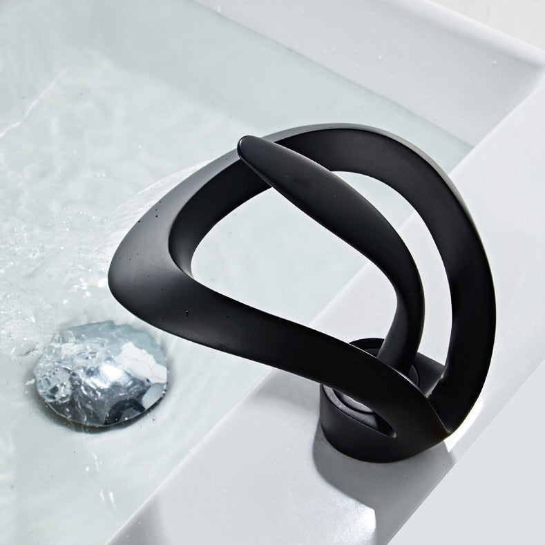 FlowArc – Moderne kraan voor de badkamer met watervaluitgang en minimalistische werking