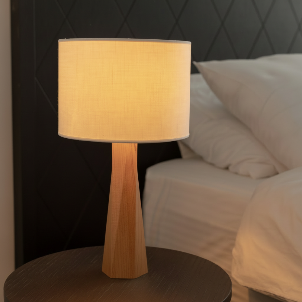 TwistWood – Moderne tafellamp met gedraaid houten voet