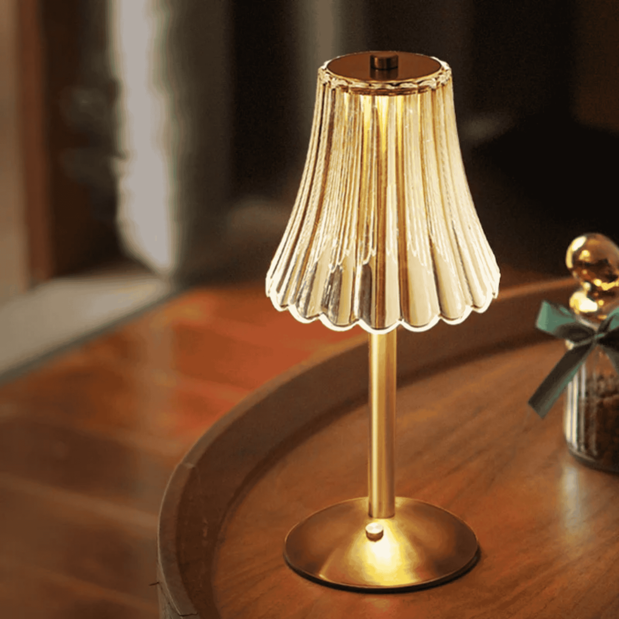 Oplaadbare Tafellamp met Geribbeld Glazen Kap en LED Licht