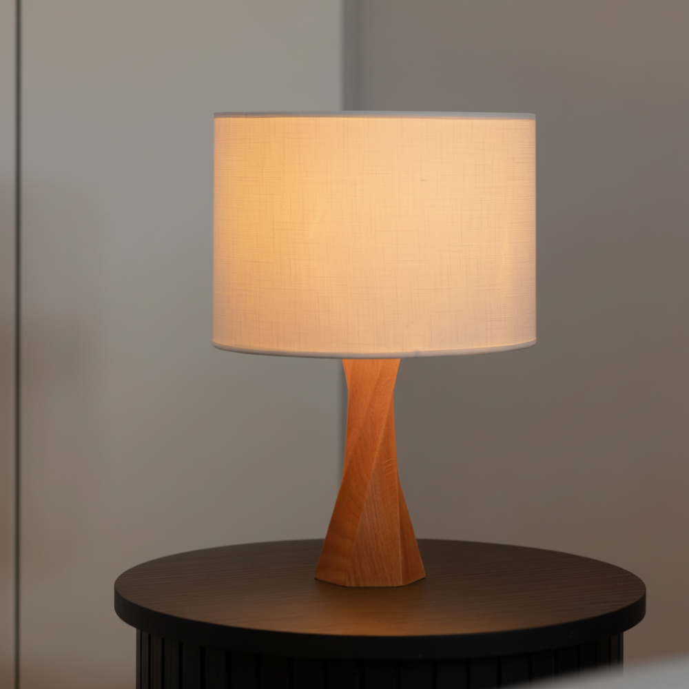 TwistWood – Moderne tafellamp met gedraaid houten voet