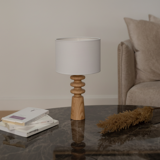 Form & Holz – Elegante tafellamp met moderne houten voet