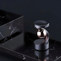 FidgetOrbit – Bureauaccessoire met zwevend gyroscoop voor ontspanning en moderne inrichting