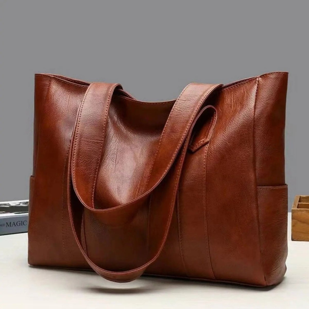 Elegante Leren Schoudertas met Retro Stijl en Glad Oppervlak