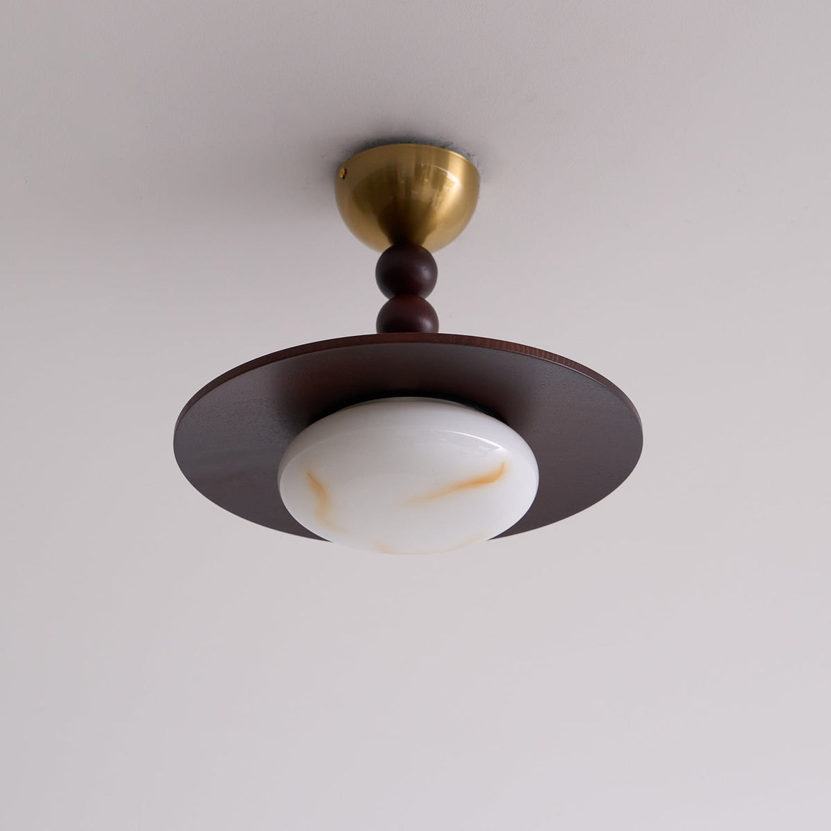 Muto Plafondlamp Walnootkleur & Witte Imitatie Alabaster