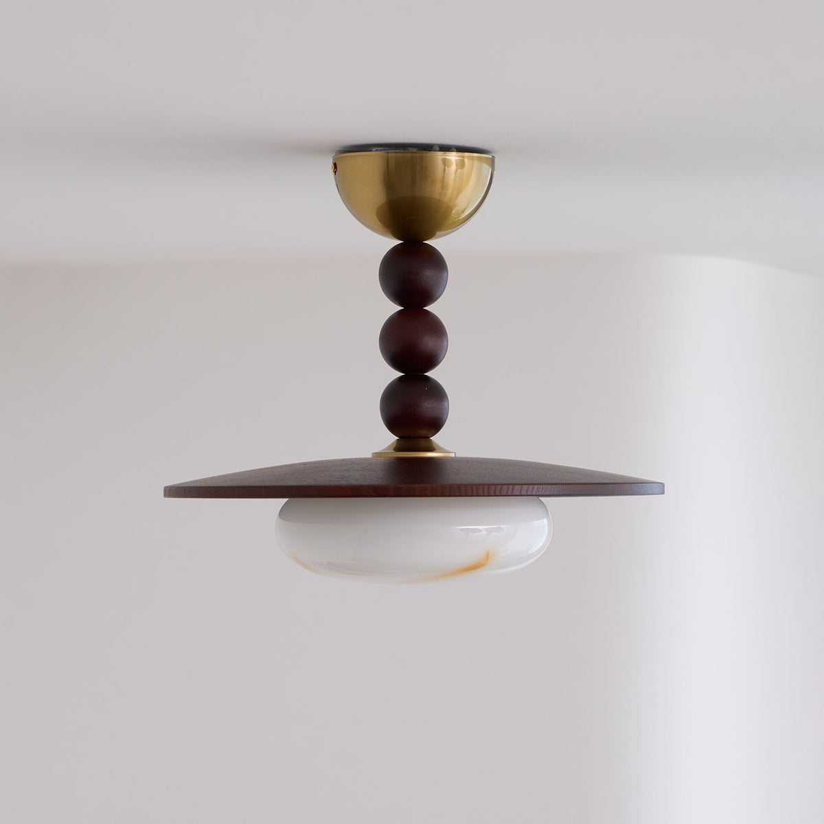 Muto Plafondlamp Walnootkleur & Witte Imitatie Alabaster